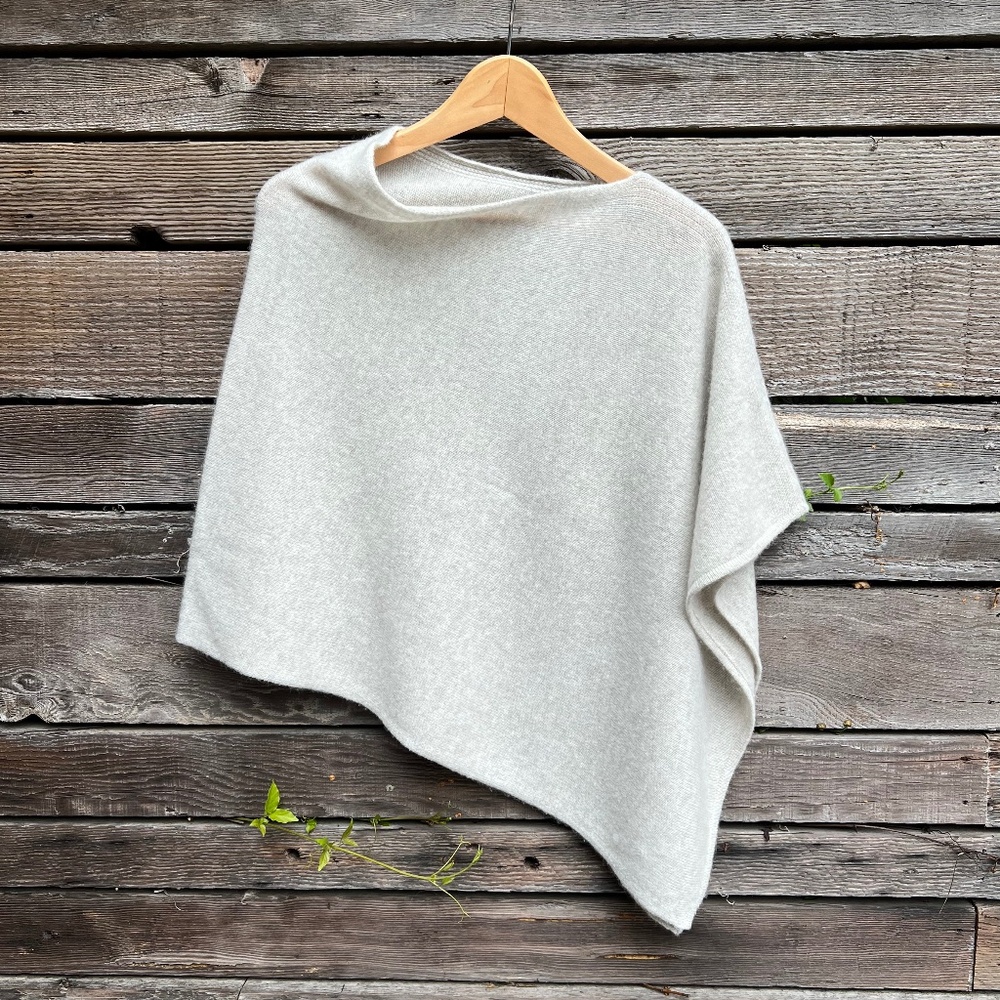 Matta - Pale Heathered Grey Cashmere poncho - One Size